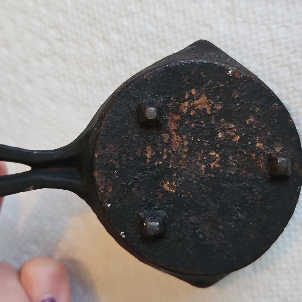 Set Of 2 Mini Cast Iron Decorative Skillets 60s Or 70s Vintage 1 Has Copywrite - Picture 5 of 6